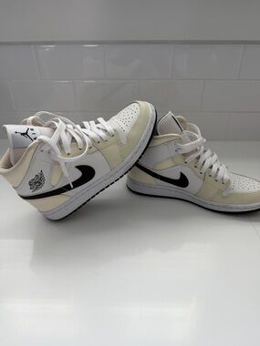 Air Jordan 1 Mid